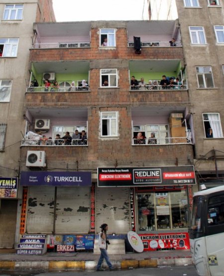 Diyarbakır Cezaevi önünde toplanan BDP’lilere polis müdahale etti