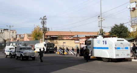 Diyarbakır Cezaevi önünde toplanan BDP’lilere polis müdahale etti