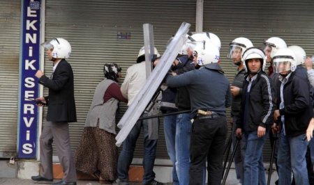 Diyarbakır Cezaevi önünde toplanan BDP’lilere polis müdahale etti