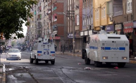 Diyarbakır Cezaevi önünde toplanan BDP’lilere polis müdahale etti