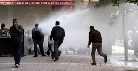 Diyarbakır Cezaevi önünde toplanan BDP’lilere polis müdahale etti