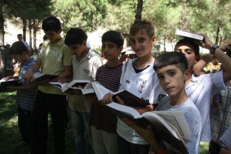 Diyarbakır Esnafı, Elifbayı Bitiren 5 Bin Çocuğa Kur'an Hediye Etti