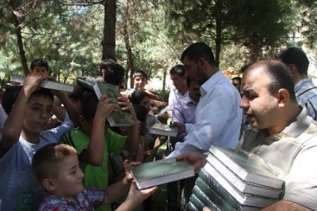 Diyarbakır Esnafı, Elifbayı Bitiren 5 Bin Çocuğa Kur'an Hediye Etti