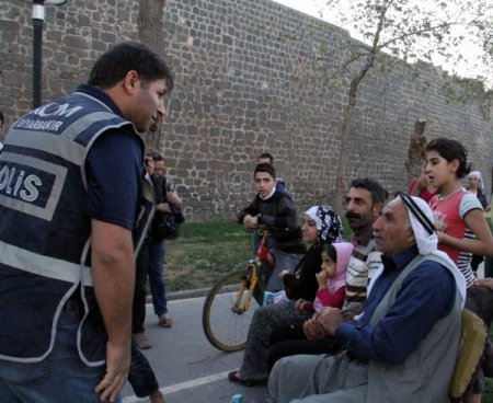 Diyarbakır polisi, halkın huzuru için dev sokak uygulaması yaptı