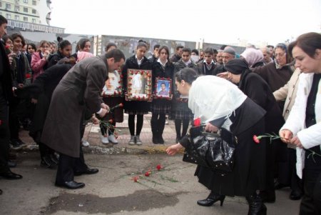 Diyarbakır Terör Kurbanı Gençlere Ağladı
