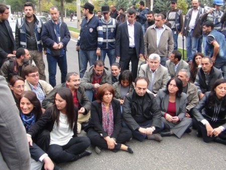 Diyarbakır Valiliği'ndeki gerginlikte Başkan Baydemir, polise hakaret etti