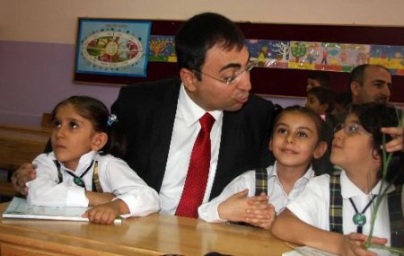 Diyarbakır Valisi Toprak: Diyarbakır'da Eğitim Ve Öğretim, Geçen Yılın Üstünde Bir Katılımla Başladı