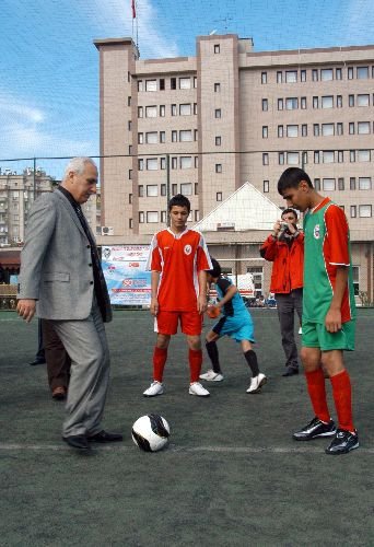 Diyarbakır'da 10 Bin Çocuk Taşı Bırakıp Gol Attı