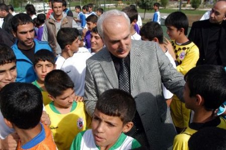 Diyarbakır'da 10 Bin Çocuk Taşı Bırakıp Gol Attı