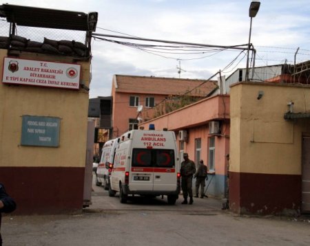 Diyarbakır’da 21 tutuklu hastanelere sevk edildi