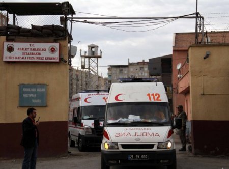 Diyarbakır’da 21 tutuklu hastanelere sevk edildi