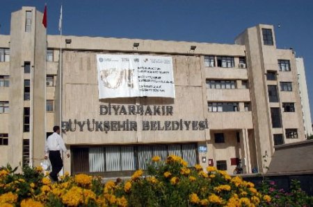 Diyarbakır'da Belediye Binasına Yoksulluk Afişi Asıldı