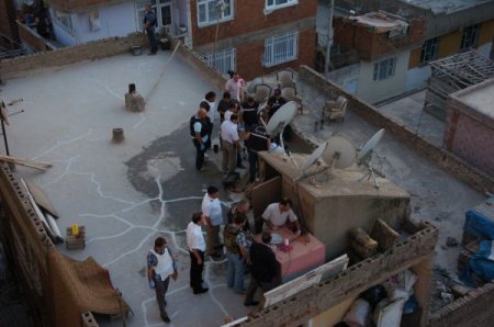 Diyarbakır’da bir binanın çatısında el bombası bulundu