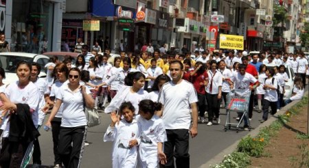 Diyarbakır’da "Gençlik Yürüyüşü" Düzenlendi