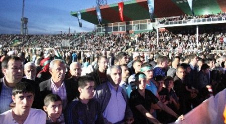 Diyarbakır'da görülmemiş coşku, binlerce kişi statta O'nun için buluştu