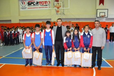 Diyarbakır’da ihtiyaç sahibi çocuklar ‘Emniyet’le geleceğe kazandırılıyor