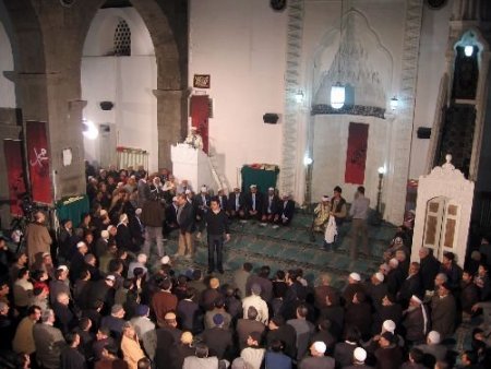 Diyarbakır'da Kadir Gecesi Coşkusu: Üç Dilde Mevlit Okundu