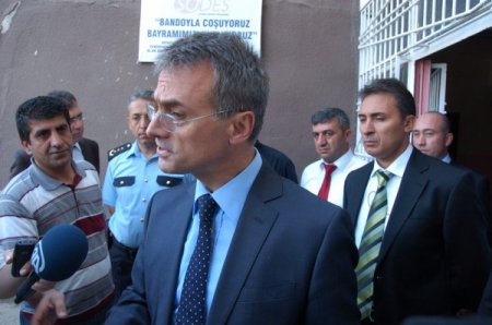 Diyarbakır’da liseyi basan grup öğretmenler odasına molotof atıldı