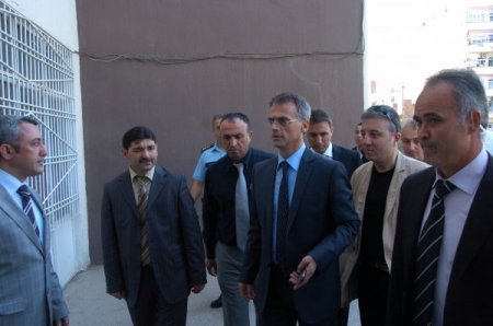 Diyarbakır’da liseyi basan grup öğretmenler odasına molotof atıldı