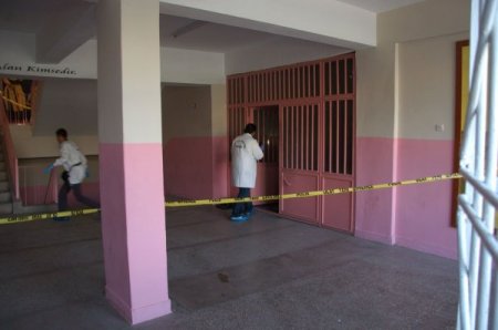 Diyarbakır’da liseyi basan grup öğretmenler odasına molotof atıldı