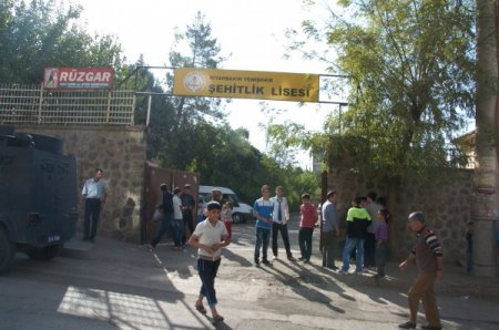 Diyarbakır’da liseyi basan grup öğretmenler odasına molotof atıldı