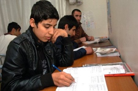 Diyarbakır'da okula gitmeyen öğrenciler tespit edilip okulla buluşturuluyor