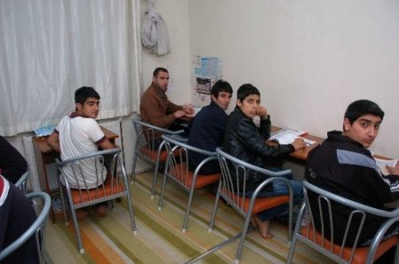 Diyarbakır'da okula gitmeyen öğrenciler tespit edilip okulla buluşturuluyor