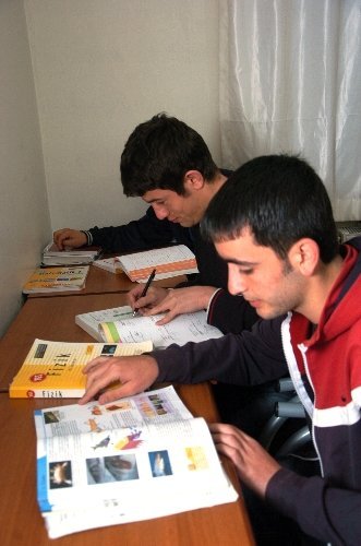 Diyarbakır'da okula gitmeyen öğrenciler tespit edilip okulla buluşturuluyor