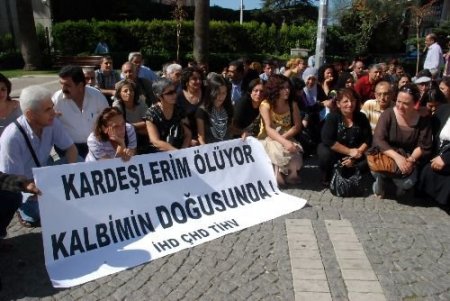 Diyarbakır'da Patlamada Ölen Çocuk İçin, İzmir'de Oturma Eylemi Düzenlendi