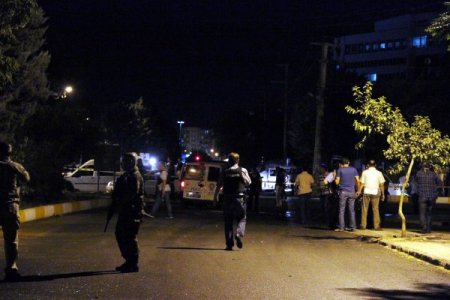 Diyarbakır’da Polis Aracına Saldırı: 3 Yaralı