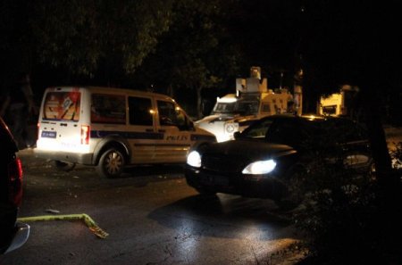 Diyarbakır’da Polis Aracına Saldırı: 3 Yaralı