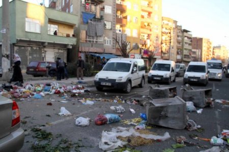 Diyarbakır’da polise ses bombalı saldırı: 2 yaralı