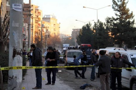 Diyarbakır’da polise ses bombalı saldırı: 2 yaralı