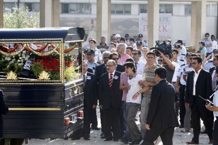 Diyarbakır'da Şehit Olan Polis Memuru Ankara'da Toprağa Verildi