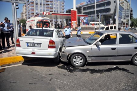 Diyarbakır’da Trafik Kazası: 2 Yaralı