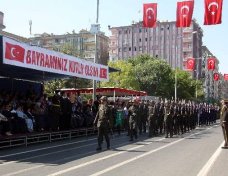Diyarbakır'daki Kutlamalarda Protokol Gerginliği Yaşandı
