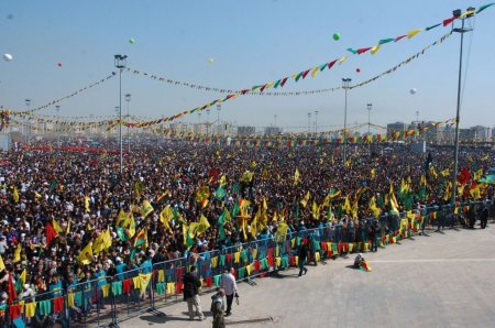 Diyarbakır'daki Nevruz'da barış rüzgarları esti