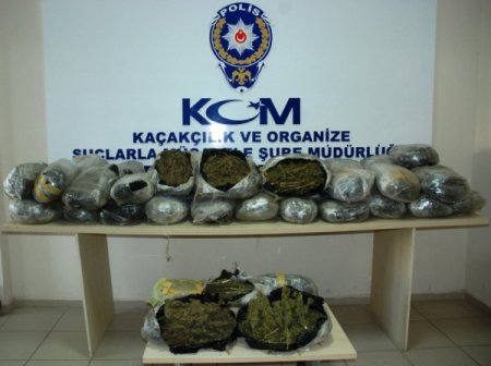 Diyarbakır’dan getirilen 125 kilo esrar 60 bin kaçak sigara ele geçirildi