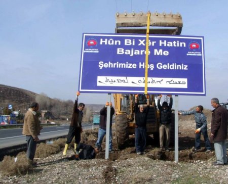 Diyarbakır’ın Girişine 5 Dilde ‘hoşgeldiniz’ Tabelaları Asıldı