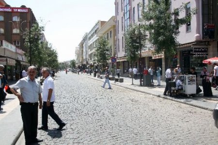 Diyarbakır'ın Tarihi Yapılar Merkezi Gazi Caddesi Trafiğe Kapatıldı