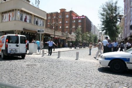 Diyarbakır'ın Tarihi Yapılar Merkezi Gazi Caddesi Trafiğe Kapatıldı