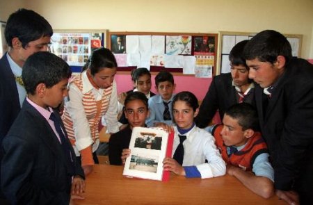 Diyarbakırlı Çocuklar, Kendilerine Okul Yapan Canaydın İçin Gözyaşı Döktü