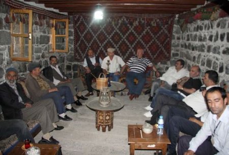 Diyarbakırlı Dengbejler Bursalı Konuklar İçin Divan Kurdu