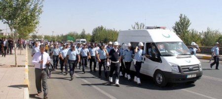 Diyarbakırlı şehit Kürtçe ağıtlarla toprağa verildi