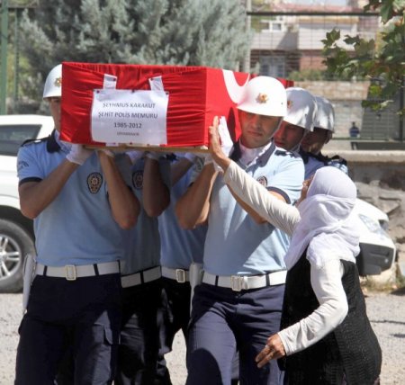 Diyarbakırlı şehit Kürtçe ağıtlarla toprağa verildi