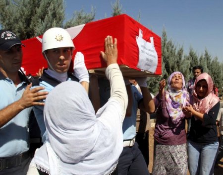 Diyarbakırlı şehit Kürtçe ağıtlarla toprağa verildi