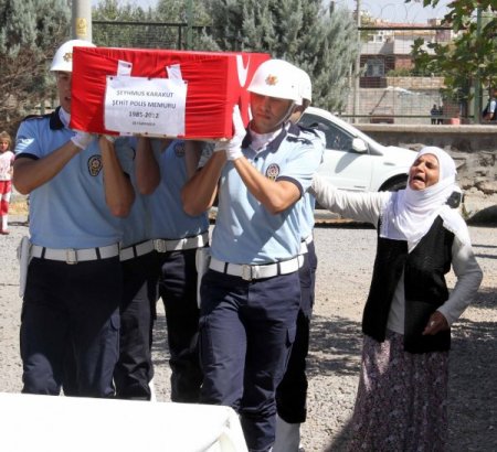 Diyarbakırlı şehit Kürtçe ağıtlarla toprağa verildi