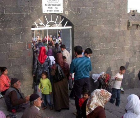 Diyarbakırlılar, şehit sahabelerin kabrine akın etti