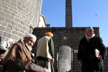 Diyarbakırlılar, şehit sahabelerin kabrine akın etti