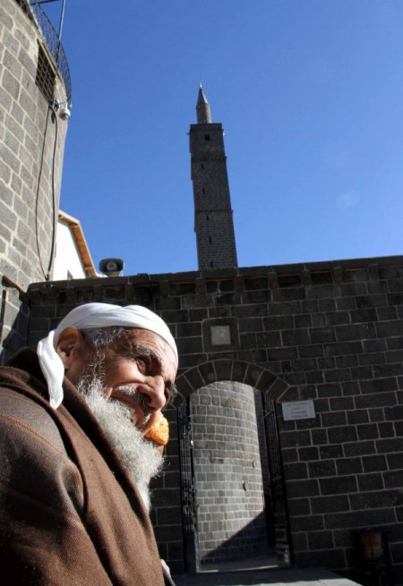 Diyarbakırlılar, şehit sahabelerin kabrine akın etti